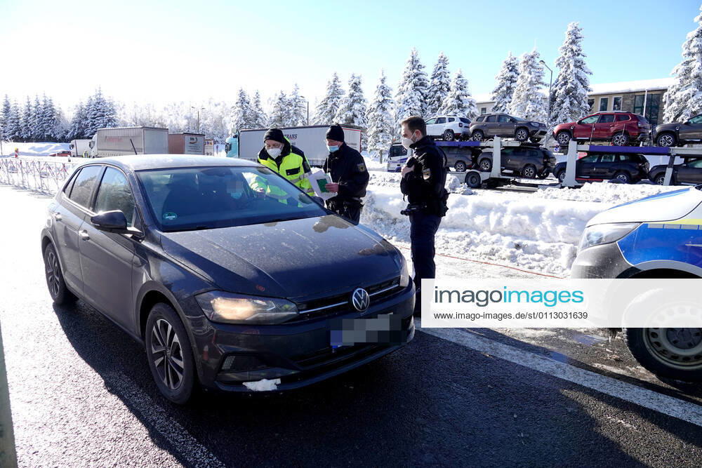 Corona- Grenzkontrolle 14.02.2021, Grenze, Reitzenhain, Grenzkontrolle Wegen der sich rasant ausbreitenden Corona- Pandemie in Tschechien sind ab heute die Grenzen zu Tschechien unter anderem auch in Sachsen geschlossen. Ausnahmen gibt es für Ärzte, Kranken- und Altenpfleger sowie für Lkw-Fahrer und landwirtschaftliche Saisonkräfte. Für alle Einreisenden gilt, dass sie einen negativen Coronatest vorweisen müssen. Die Polizeikräfte vor Ort wurden noch durch Kräfte der Bundespolizei verstärkt. Es gab eine Reihe von unwissenden Fahrern, die noch nicht über die neuen Corona- Verordnungen informiert waren. Mehrere LKW und PKW wurden auf Grund eines fehlenden negativen Corona- Tests nach Tschechien zurückgeschickt. Foto: Grenze Reitzenhain Che