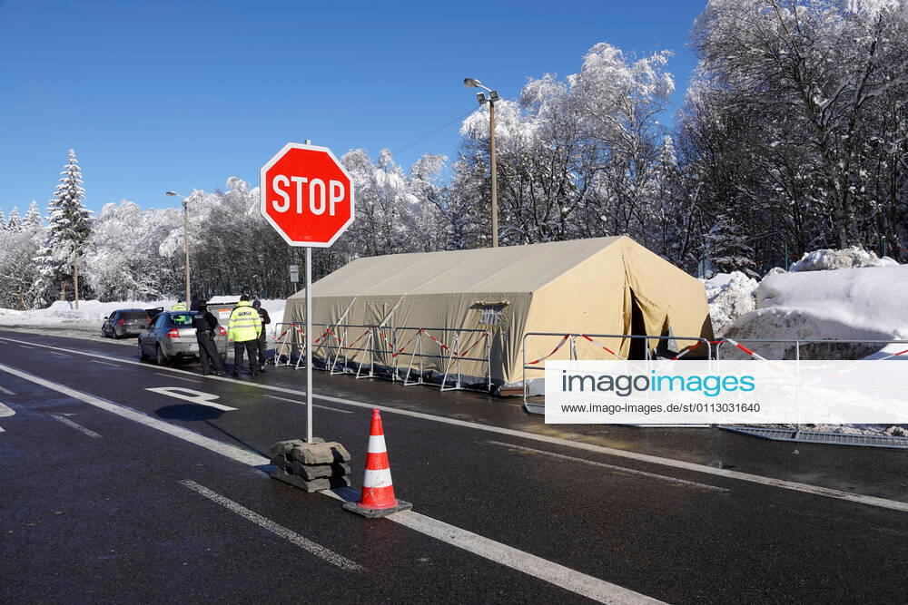 Corona- Grenzkontrolle 14.02.2021, Grenze, Reitzenhain, Grenzkontrolle Wegen der sich rasant ausbreitenden Corona- Pandemie in Tschechien sind ab heute die Grenzen zu Tschechien unter anderem auch in Sachsen geschlossen. Ausnahmen gibt es für Ärzte, Kranken- und Altenpfleger sowie für Lkw-Fahrer und landwirtschaftliche Saisonkräfte. Für alle Einreisenden gilt, dass sie einen negativen Coronatest vorweisen müssen. Die Polizeikräfte vor Ort wurden noch durch Kräfte der Bundespolizei verstärkt. Es gab eine Reihe von unwissenden Fahrern, die noch nicht über die neuen Corona- Verordnungen informiert waren. Mehrere LKW und PKW wurden auf Grund eines fehlenden negativen Corona- Tests nach Tschechien zurückgeschickt. Foto: Grenze Reitzenhain Che