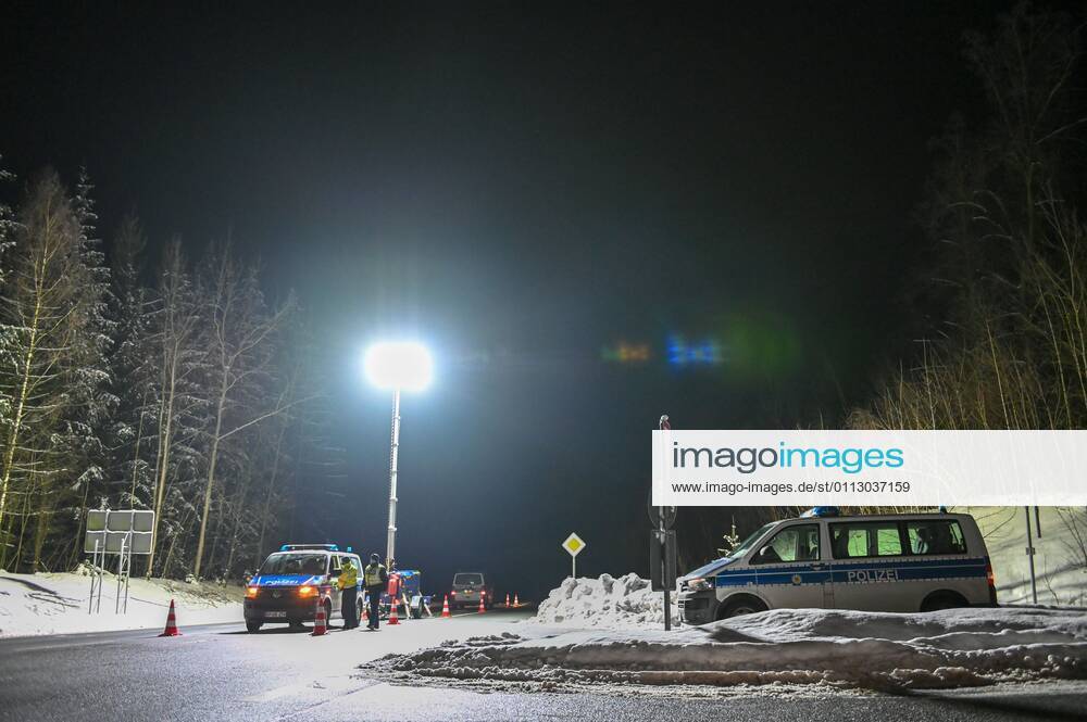 Oberlausitz - Grenzschließung zur Tschechischen Republik: Bundespolizei im Einsatz 14.02.2021 seit 00:00 Uhr Seifhennersdorf Warsndorf, Grenzübergang Fotograf: LausitzNews Toni Lehder Seit 00:00 Uhr werden von deutscher Seite aus die Grenzen zur Tschechischen Republik überwacht. In der Region Seifhennersdorf waren Kräfte der Bundespolizei im Einsatz, um die ab Sonntag geltenden Einreiseregeln zu kontrollieren. Pressemitteilung SMS Sachsen - 12.02.2021, 17:27 Uhr - Erstveröffentlichung Sachsen passt Quarantäne-Verordnung an: Ausnahmen für Berufs-Pendler aus Mutationsgebieten festgelegt Aufgrund der sich ausbreitenden Mutationen im Nachbarland Tschechien ändert der Freistaat Sachsen seine Quarantäne-Verordnung mit den Vorschri