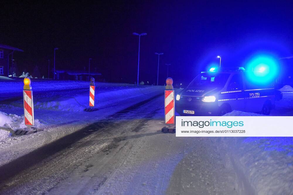 BAB17 Breitenau - Grenzschließung zur Tschechischen Republik: Bundespolizei im Einsatz 14.02.2021 seit 00:00 Uhr - Zinnwald, Teplitzer Straße (bilder mit Sperrscheibe) - A17 Richtung Dresden, Grenzübergang Breitenau - Grenzübergang Zinnwald-Georgenfeld (Polizeifahrzeug mit Blaulicht) Fotograf: LausitzNews Erik-Holm Langhof Seit 00:00 Uhr werden von deutscher Seite aus die Grenzen zur Tschechischen Republik überwacht. Auf der Autobahn 17 wurden zahlreiche Fahrzeuge zurückgewiesen. Die Kräfte der Bundespolizei mussten von anderen Grenzübergängen abgezogen werden, um die vielen Fahrzeuge auf der Autobahn zu kontrollieren. Pressemitteilung SMS Sachsen - 12.02.2021, 17:27 Uhr - Erstveröffentlichung Sachsen passt Quarantäne-Verordnu