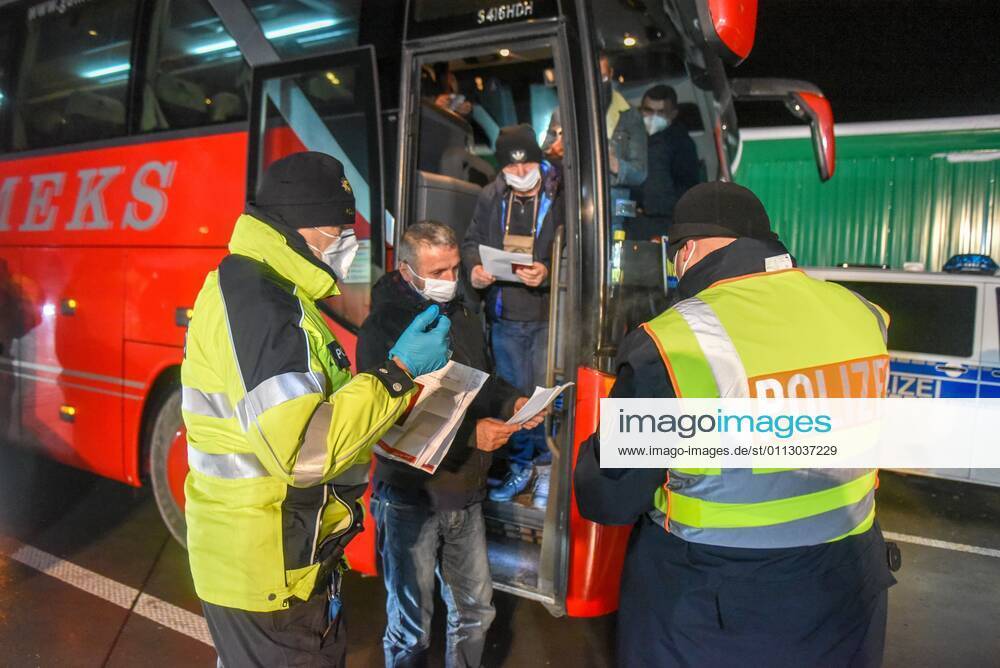 BAB17 Breitenau - Grenzschließung zur Tschechischen Republik: Bundespolizei im Einsatz 14.02.2021 seit 00:00 Uhr - Zinnwald, Teplitzer Straße (bilder mit Sperrscheibe) - A17 Richtung Dresden, Grenzübergang Breitenau - Grenzübergang Zinnwald-Georgenfeld (Polizeifahrzeug mit Blaulicht) Fotograf: LausitzNews Erik-Holm Langhof Seit 00:00 Uhr werden von deutscher Seite aus die Grenzen zur Tschechischen Republik überwacht. Auf der Autobahn 17 wurden zahlreiche Fahrzeuge zurückgewiesen. Die Kräfte der Bundespolizei mussten von anderen Grenzübergängen abgezogen werden, um die vielen Fahrzeuge auf der Autobahn zu kontrollieren. Pressemitteilung SMS Sachsen - 12.02.2021, 17:27 Uhr - Erstveröffentlichung Sachsen passt Quarantäne-Verordnu