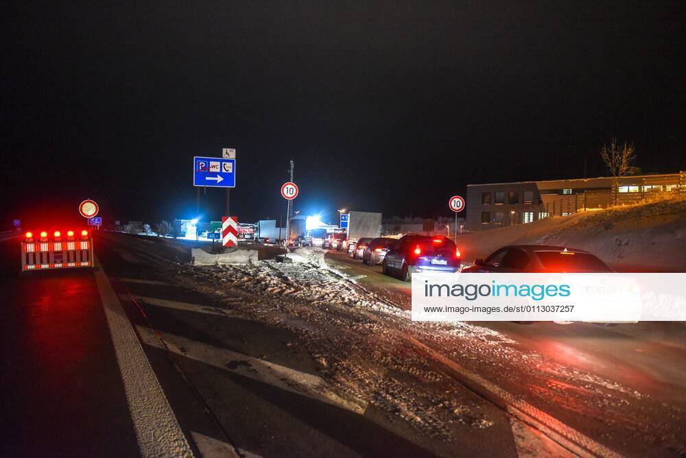 BAB17 Breitenau - Grenzschließung zur Tschechischen Republik: Bundespolizei im Einsatz 14.02.2021 seit 00:00 Uhr - Zinnwald, Teplitzer Straße (bilder mit Sperrscheibe) - A17 Richtung Dresden, Grenzübergang Breitenau - Grenzübergang Zinnwald-Georgenfeld (Polizeifahrzeug mit Blaulicht) Fotograf: LausitzNews Erik-Holm Langhof Seit 00:00 Uhr werden von deutscher Seite aus die Grenzen zur Tschechischen Republik überwacht. Auf der Autobahn 17 wurden zahlreiche Fahrzeuge zurückgewiesen. Die Kräfte der Bundespolizei mussten von anderen Grenzübergängen abgezogen werden, um die vielen Fahrzeuge auf der Autobahn zu kontrollieren. Pressemitteilung SMS Sachsen - 12.02.2021, 17:27 Uhr - Erstveröffentlichung Sachsen passt Quarantäne-Verordnu