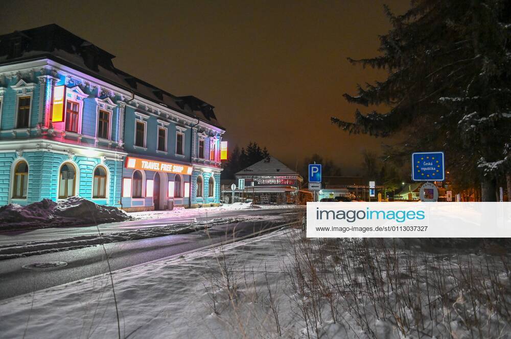 Oberlausitz - Grenzschließung zur Tschechischen Republik: Bundespolizei im Einsatz 14.02.2021 seit 00:00 Uhr Seifhennersdorf Warsndorf, Grenzübergang Fotograf: LausitzNews Toni Lehder Seit 00:00 Uhr werden von deutscher Seite aus die Grenzen zur Tschechischen Republik überwacht. In der Region Seifhennersdorf waren Kräfte der Bundespolizei im Einsatz, um die ab Sonntag geltenden Einreiseregeln zu kontrollieren. Pressemitteilung SMS Sachsen - 12.02.2021, 17:27 Uhr - Erstveröffentlichung Sachsen passt Quarantäne-Verordnung an: Ausnahmen für Berufs-Pendler aus Mutationsgebieten festgelegt Aufgrund der sich ausbreitenden Mutationen im Nachbarland Tschechien ändert der Freistaat Sachsen seine Quarantäne-Verordnung mit den Vorschri