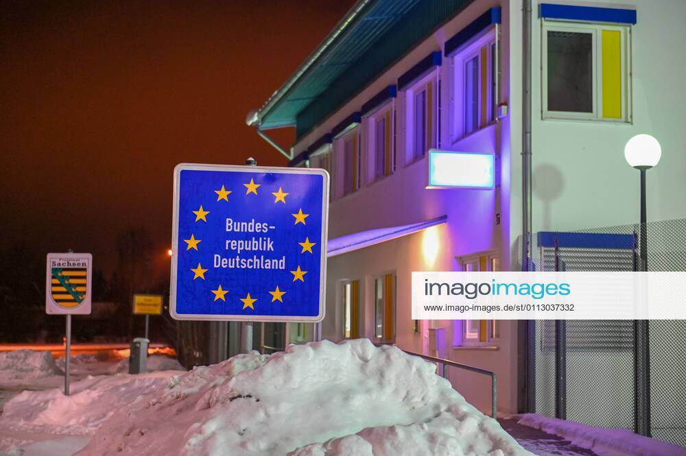 Oberlausitz - Grenzschließung zur Tschechischen Republik: Bundespolizei im Einsatz 14.02.2021 seit 00:00 Uhr Seifhennersdorf Warsndorf, Grenzübergang Fotograf: LausitzNews Toni Lehder Seit 00:00 Uhr werden von deutscher Seite aus die Grenzen zur Tschechischen Republik überwacht. In der Region Seifhennersdorf waren Kräfte der Bundespolizei im Einsatz, um die ab Sonntag geltenden Einreiseregeln zu kontrollieren. Pressemitteilung SMS Sachsen - 12.02.2021, 17:27 Uhr - Erstveröffentlichung Sachsen passt Quarantäne-Verordnung an: Ausnahmen für Berufs-Pendler aus Mutationsgebieten festgelegt Aufgrund der sich ausbreitenden Mutationen im Nachbarland Tschechien ändert der Freistaat Sachsen seine Quarantäne-Verordnung mit den Vorschri