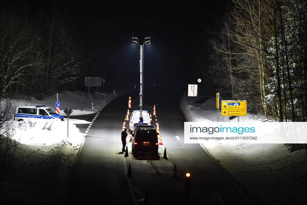 Oberlausitz - Grenzschließung zur Tschechischen Republik: Bundespolizei im Einsatz 14.02.2021 seit 00:00 Uhr Seifhennersdorf Warsndorf, Grenzübergang Fotograf: LausitzNews Toni Lehder Seit 00:00 Uhr werden von deutscher Seite aus die Grenzen zur Tschechischen Republik überwacht. In der Region Seifhennersdorf waren Kräfte der Bundespolizei im Einsatz, um die ab Sonntag geltenden Einreiseregeln zu kontrollieren. Pressemitteilung SMS Sachsen - 12.02.2021, 17:27 Uhr - Erstveröffentlichung Sachsen passt Quarantäne-Verordnung an: Ausnahmen für Berufs-Pendler aus Mutationsgebieten festgelegt Aufgrund der sich ausbreitenden Mutationen im Nachbarland Tschechien ändert der Freistaat Sachsen seine Quarantäne-Verordnung mit den Vorschri