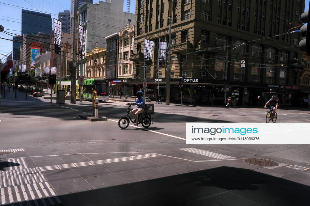 VICTORIA CORONAVIRUS COVID19, People are seen commuting around Melbourne city centre , Monday, February 15, 2021. Victorians are in lockdown for the third time amid fears the highly infectious UK strain of coronavirus has spread in the community. ( NO ARCHIVING, , NO USE IN BOOKS WITHOUT CONSENT MELBOURNE VIC AUSTRALIA