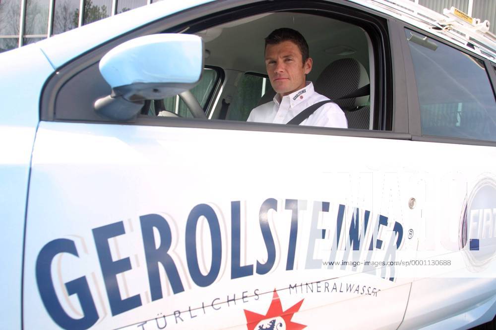 Sportlicher Leiter Udo Bölts (Deutschland Gerolsteiner) in einem Mannschaftswagen Radsport Herren Rund um den Henninger Turm 2004, Straßenradsport, Straße, Rad, Shooting, Fotoshooting, Fototermin, Einzelbild Mineralwasser Frankfurt M.