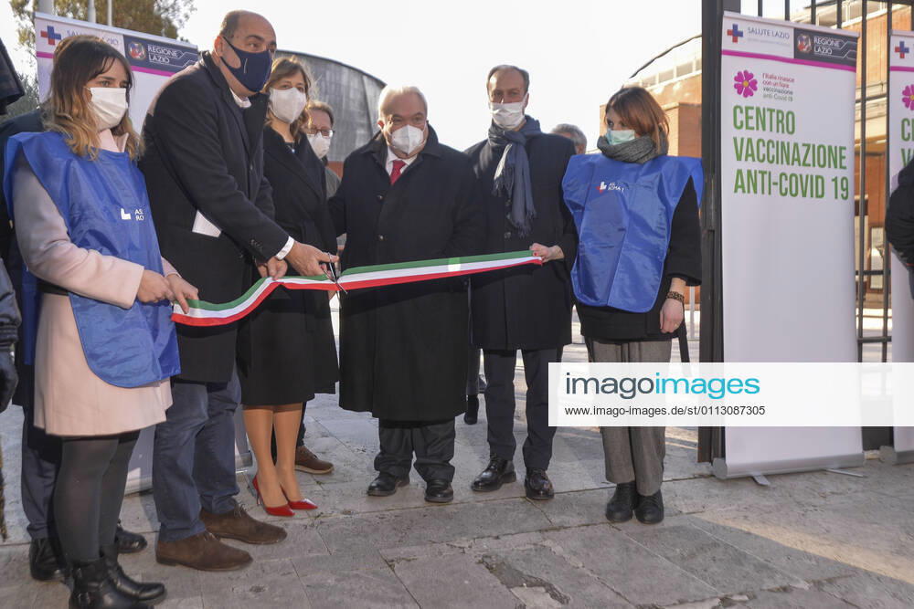 Coronavirus in Italien, Impfzentrum in Rom Inauguration of the anti Covid vaccine center - 19 of the ASL RM2 at the Auditorium Parco della Musica in the photo the ribbon cutting with Nicola Zingaretti Michele Dallâ € ⠢ Ongaro and the General Director of the ASL Roma 1 Angelo Tanese Editorial Usage Only