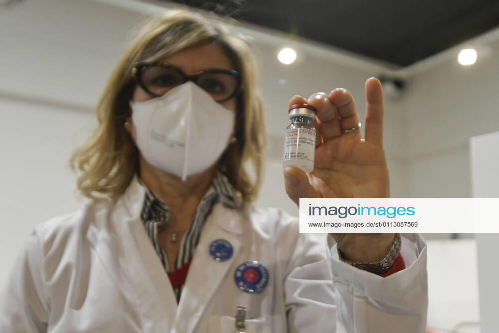Coronavirus in Italien, Impfzentrum in Rom Inauguration of the anti Covid vaccine center - 19 of the ASL RM2 at the Auditorium Parco della Musica in the photo the administration of the Moderna vaccine to the over 80s Editorial Usage Only