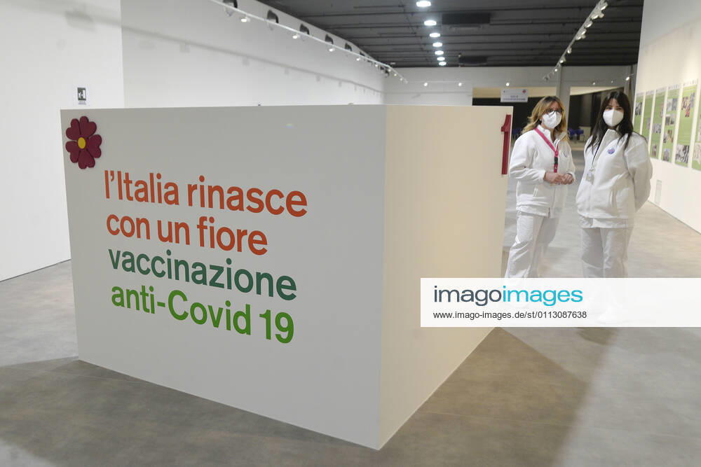 Coronavirus in Italien, Impfzentrum in Rom Inauguration of the anti Covid vaccine center - 19 of the ASL RM2 at the Auditorium Parco della Musica in the photo the administration of the Moderna vaccine to the over 80s Editorial Usage Only