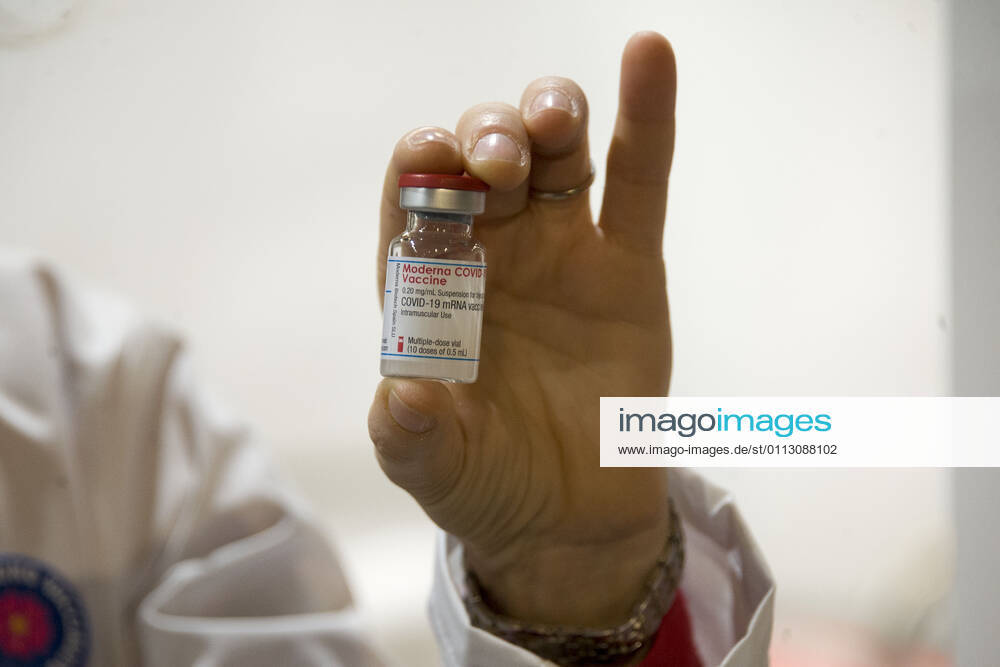 Coronavirus in Italien, Impfzentrum in Rom Inauguration of the anti Covid vaccine center - 19 of the ASL RM2 at the Auditorium Parco della Musica in the photo the administration of the Moderna vaccine to the over 80s Editorial Usage Only
