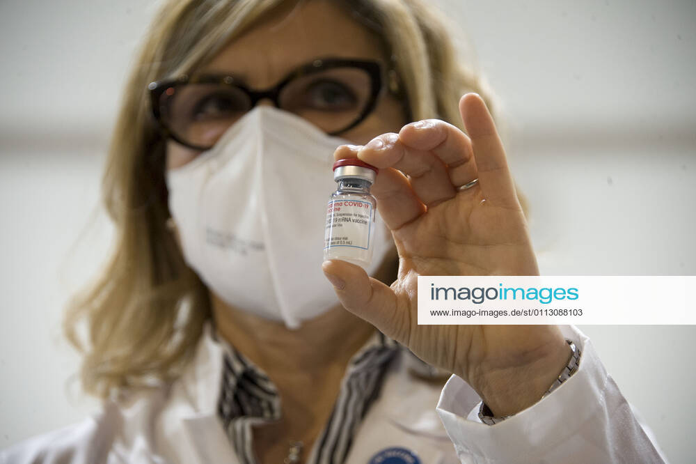 Coronavirus in Italien, Impfzentrum in Rom Inauguration of the anti Covid vaccine center - 19 of the ASL RM2 at the Auditorium Parco della Musica in the photo the administration of the Moderna vaccine to the over 80s Editorial Usage Only