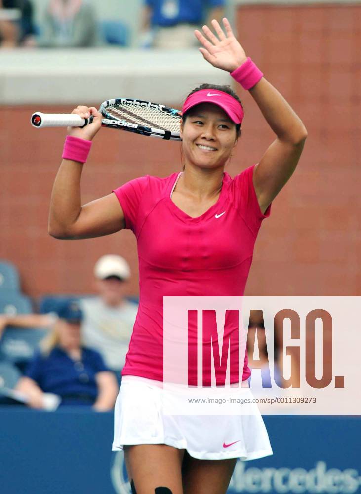 NEW YORK, Aug. 28, 2012 -- Li Na of China greets the audience after the women s singles 1st round match at the 2012 U.S. Open tournament in New York, the United States