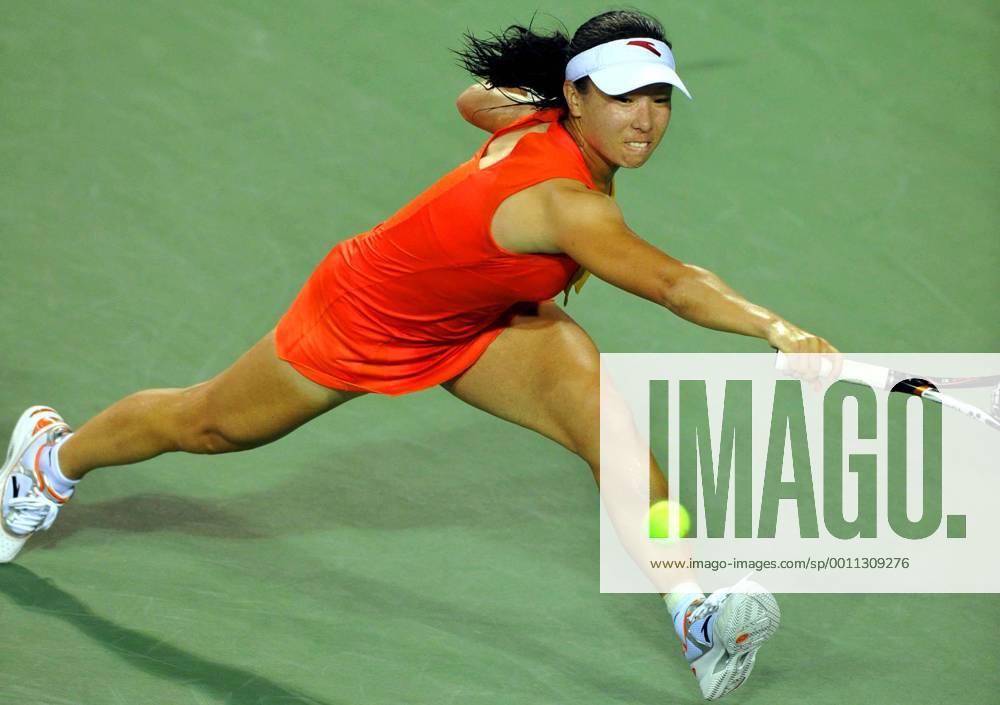 NEW YORK, Aug. 28, 2012 -- Zheng Jie of China returns the ball during the women s singles 1st round match at the 2012 U.S. Open tournament in New York, the United States