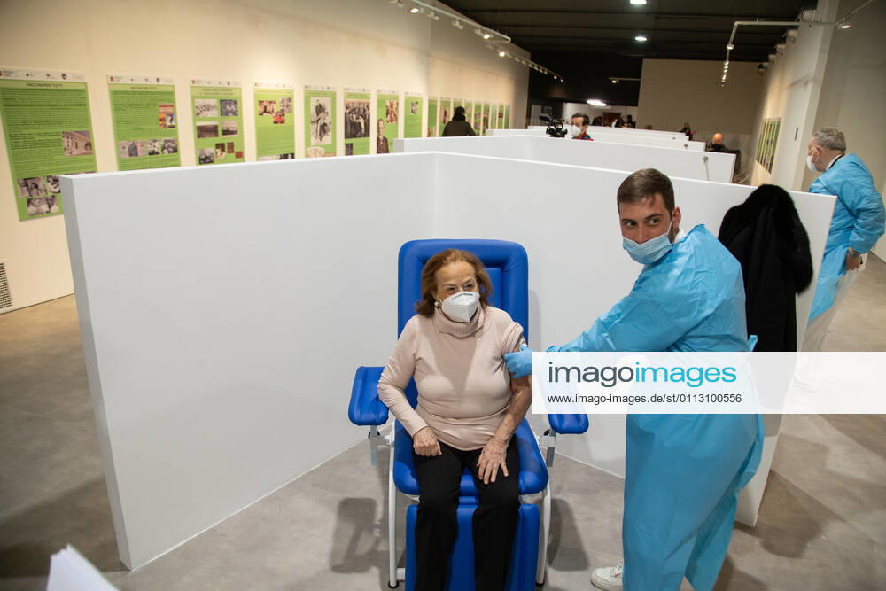 Italy: New area for anti-Covid vaccination in Rome A nurse vaccinates a patient over 80 in the new area dedicated to vaccinations in the Ennio Morricone Auditorium in Rome Rome Italy