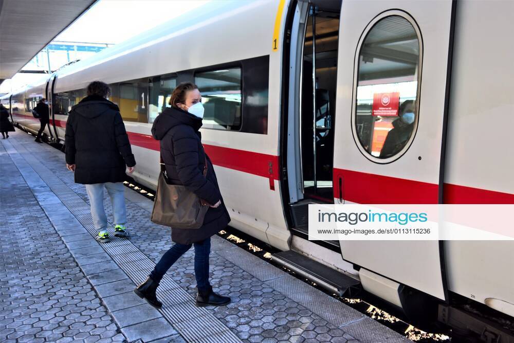 DB Deutsche Bahn, arrival Inter City Express ICE from Vienna to Hamburg with delay On the platform as well as in the whole train Corona FFP2 Maskenpflight FFP 2 masks or mouth nose protection are obligatory in Bavaria since 23 01 2021 because of Corona Covid 19