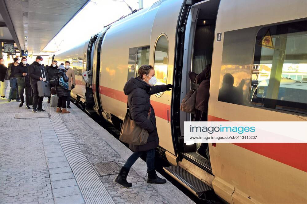 DB Deutsche Bahn, arrival Inter City Express ICE from Vienna to Hamburg with delay On the platform as well as in the whole train Corona FFP2 Maskenpflight FFP 2 masks or mouth nose protection are obligatory in Bavaria since 23 01 2021 because of Corona Covid 19