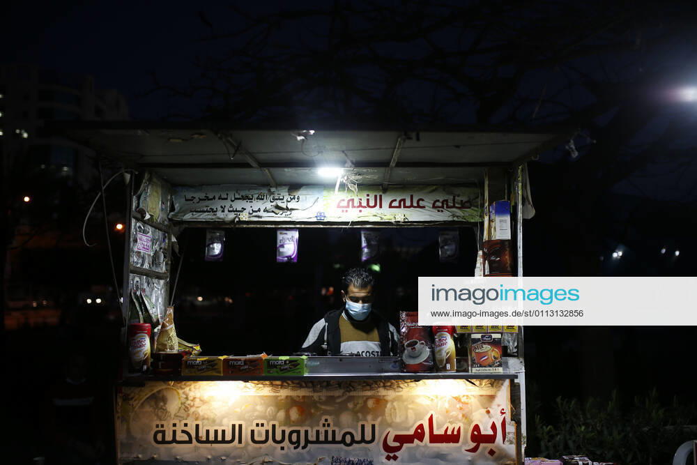 Gaza city, Gaza Strip, Palestinian Territory: A Palestinian vendor sells hot drinks, amid the spread of the Coronavirus pandemic, in Gaza City on February 15, 2021 Gaza city Palestinian Territory - ZUMAap3_ 20210215_zaf_ap3_147