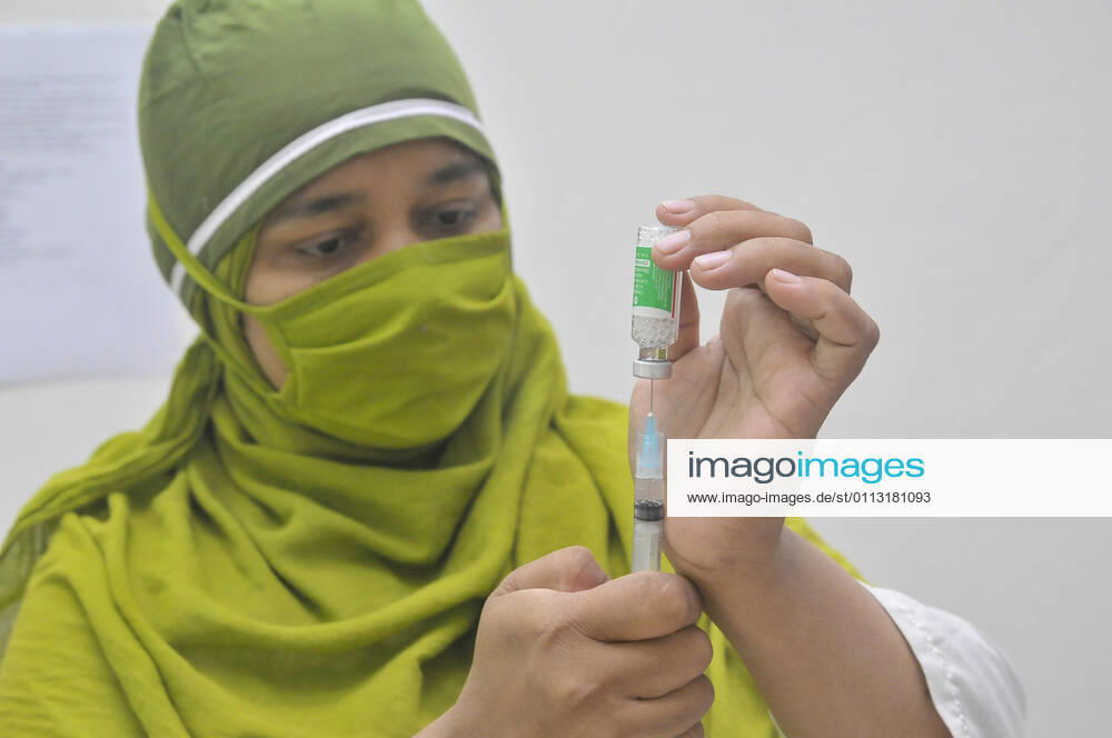 Coronavirus, Eindrücke aus Indien February 16, 2021: Medical staff prepares a syringe with a dose of the Oxford-Astrazeneca Covidshield vaccine by the Serum Institute of India at vaccination campaign at Dakhin Surma Upazila Health Complex, Vaccination Center , Dakhin Surma,Sylhet, Bangladesh - ZUMAr143 20210216_zap_r143_004