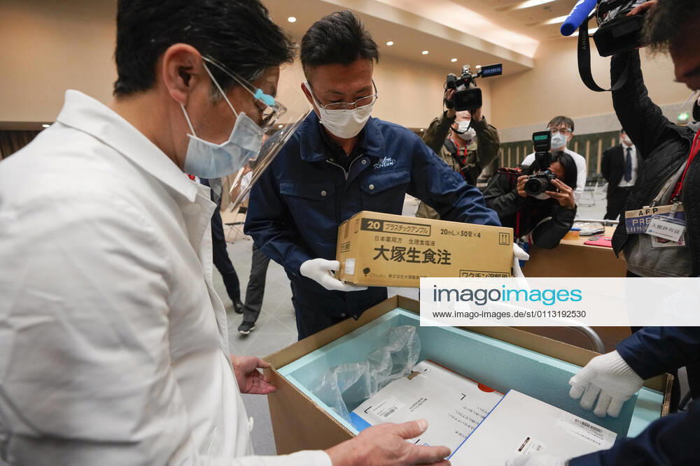 A Tokyo hospital staff checks temperature of Pfizer Inc s COVID-19 vaccine with delivery staff at the hospital in Tokyo, Japan, 16 February 2021. Japan will start the vaccinations with about 40,000 medical workers on 17 February 2021 after Japanese government approved the vaccine on 14 February 2021. TOKYO Japan - ZUMAz114 20210216_zih_z114_001