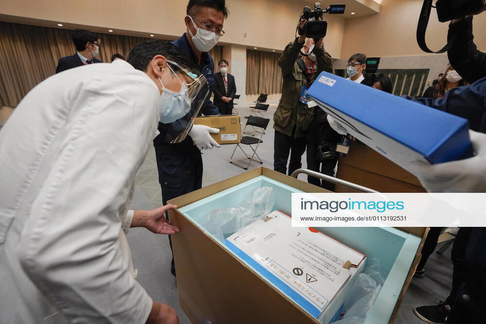 A Tokyo hospital staff checks temperature of Pfizer Inc s COVID-19 vaccine with delivery staff at the hospital in Tokyo, Japan, 16 February 2021. Japan will start the vaccinations with about 40,000 medical workers on 17 February 2021 after Japanese government approved the vaccine on 14 February 2021. TOKYO Japan - ZUMAz114 20210216_zih_z114_002