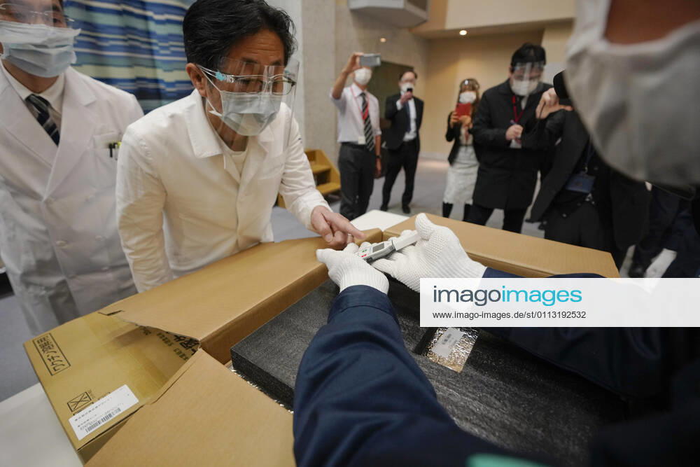 A Tokyo hospital staff checks condition of Pfizer Inc s COVID-19 vaccine with delivery staff at the hospital in Tokyo, Japan, 16 February 2021. Japan will start the vaccinations with about 40,000 medical workers on 17 February 2021 after Japanese government approved the vaccine on 14 February 2021. TOKYO Japan - ZUMAz114 20210216_zih_z114_003