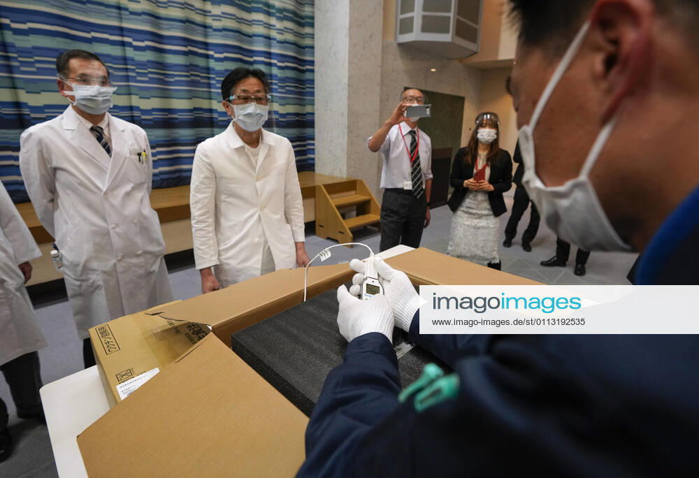 A Tokyo hospital staff checks condition of Pfizer Inc s COVID-19 vaccine with delivery staff at the hospital in Tokyo, Japan, 16 February 2021. Japan will start the vaccinations with about 40,000 medical workers on 17 February 2021 after Japanese government approved the vaccine on 14 February 2021. TOKYO Japan - ZUMAz114 20210216_zih_z114_006