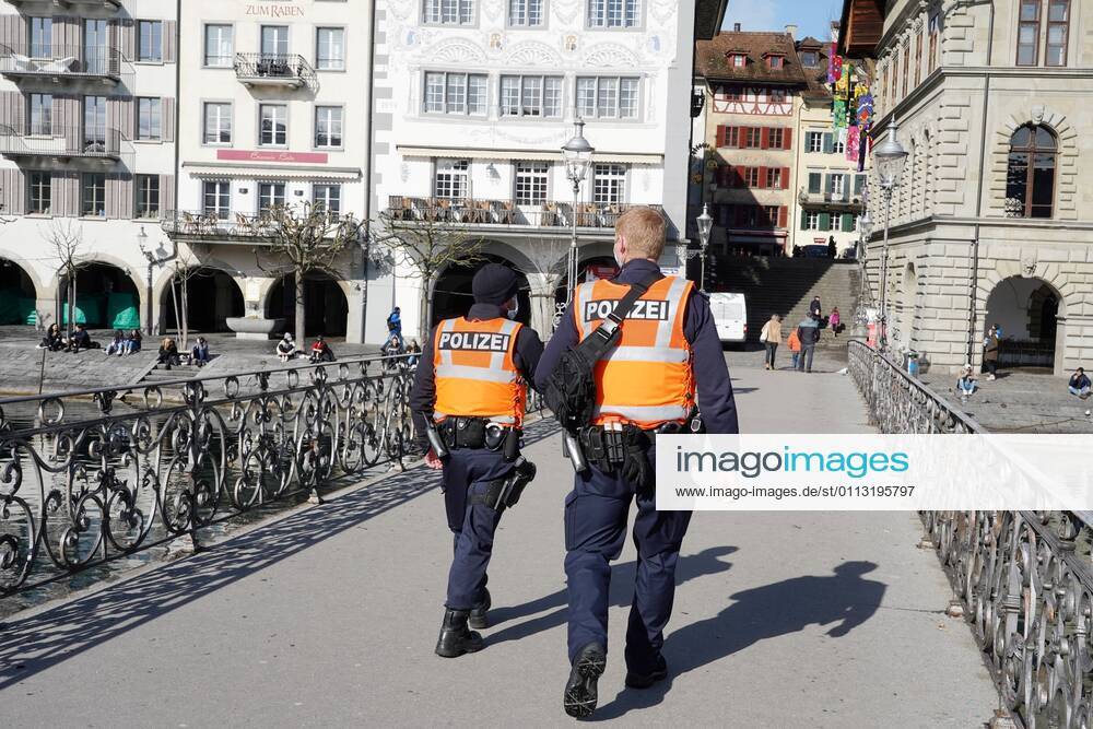 Photo Manuel Geisser 11 02 2021 Coronavirus event ban Picture Lucerne police on patrol