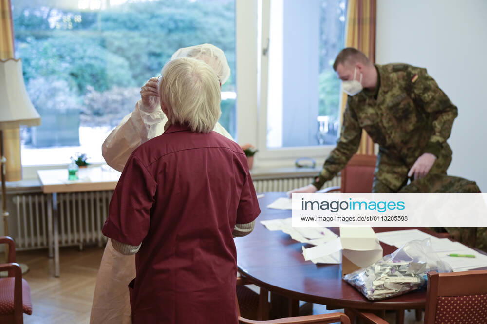 DEUTSCHLAND, Hamburg, Corona Pandemie, Pflegeheim fuer alte Menschen, Schnelltest PoC-Antigen fuer Mitarbeiter, Besucher und Angehörige durch Bundeswehr Soldaten Hamburg Germany