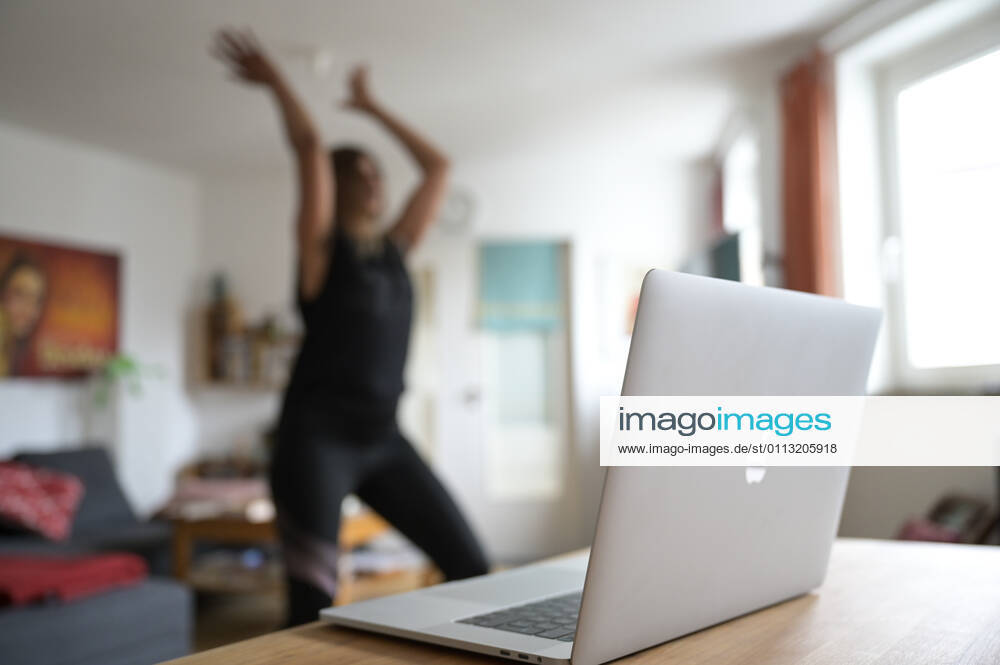 DEUTSCHLAND, Hamburg, Corona Pandemie, Sport zu Hause mit Zumba Online Streaming eines Sportklub am Computer, Model release liegt vor Hamburg Germany