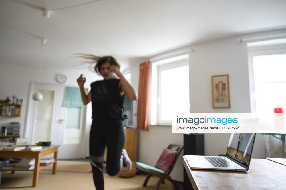 DEUTSCHLAND, Hamburg, Corona Pandemie, Sport zu Hause mit Zumba Online Streaming eines Sportklub am Computer, Model release liegt vor Hamburg Germany