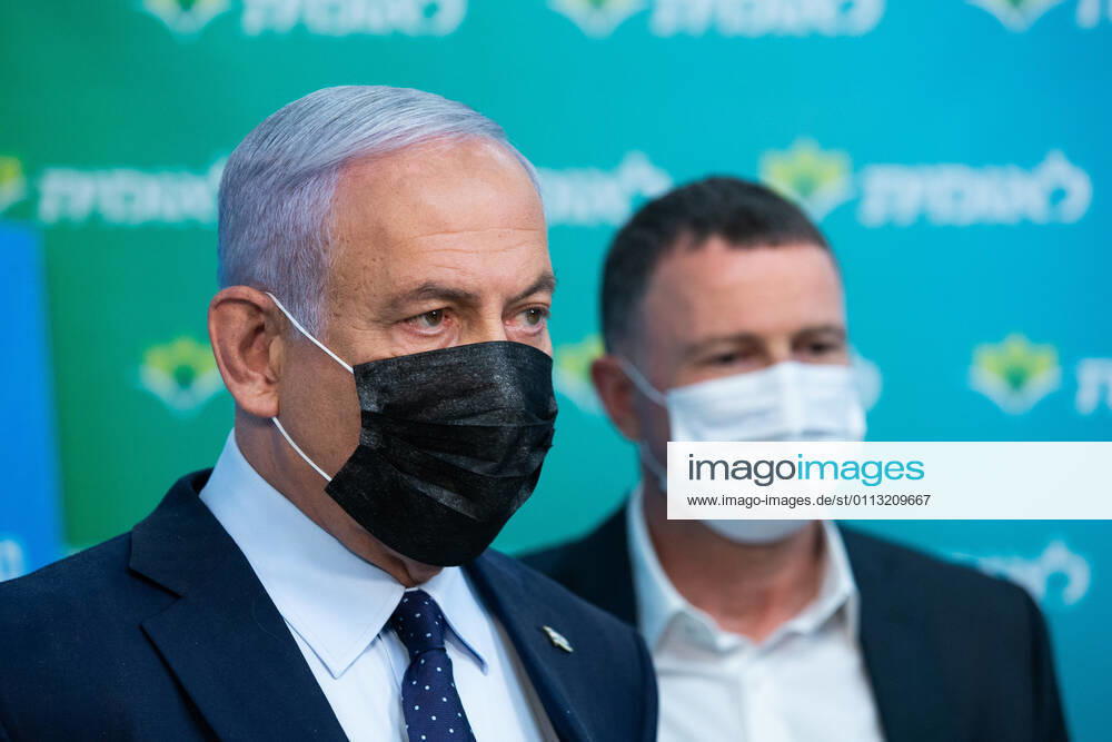 Coronavirus in Israel, Benjamin Netanyahu während Pressetermins zur 4-Milionsten Impfung Israeli Prime Minister Netanyahu visits the Leumit Health Care Services vaccination facility in Jerusalem and met the 4,000,000th person who had been vaccinated in Israel on Tuesday, February 16, 2021. Pool photo by Alex Kolomoisky JERX20210216201 ALEXxKOLOMOISKY