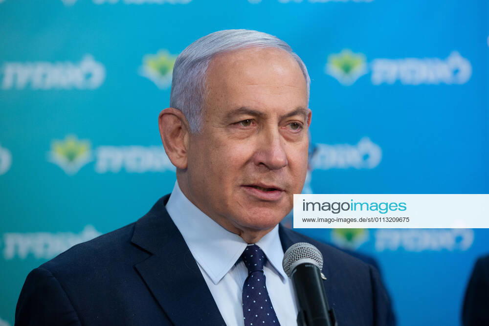 Coronavirus in Israel, Benjamin Netanyahu während Pressetermins zur 4-Milionsten Impfung Israeli Prime Minister Netanyahu visits the Leumit Health Care Services vaccination facility in Jerusalem and met the 4,000,000th person who had been vaccinated in Israel on Tuesday, February 16, 2021. Pool photo by Alex Kolomoisky JERX20210216202 ALEXxKOLOMOISKY