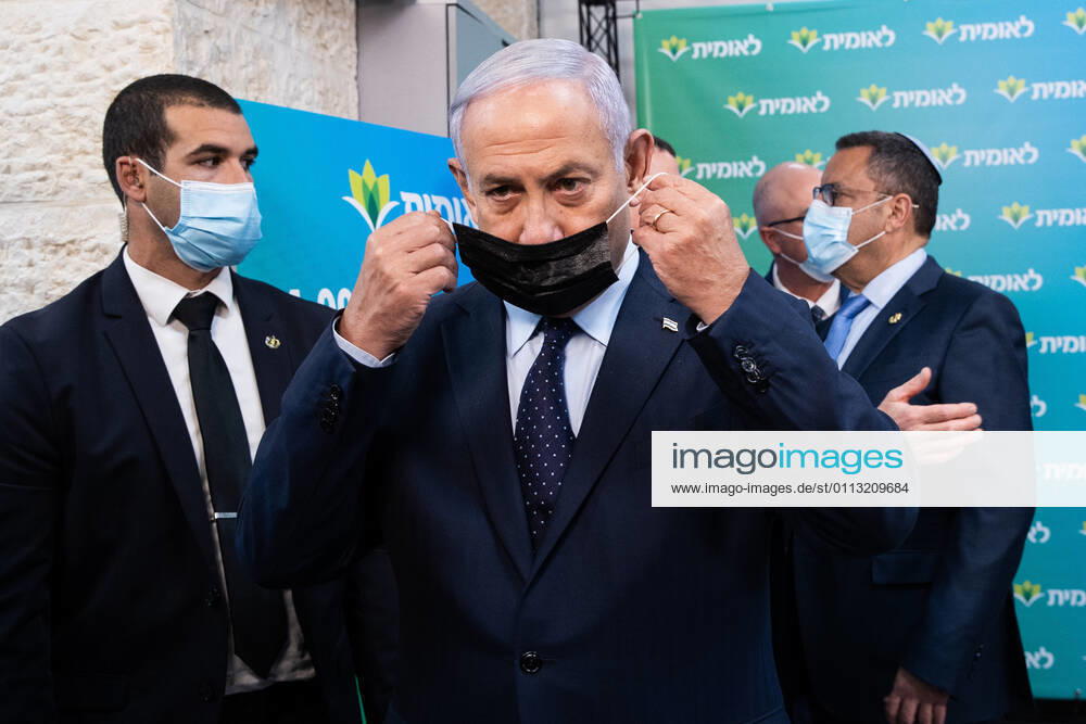 Coronavirus in Israel, Benjamin Netanyahu während Pressetermins zur 4-Milionsten Impfung Israeli Prime Minister Netanyahu visits the Leumit Health Care Services vaccination facility in Jerusalem and met the 4,000,000th person who had been vaccinated in Israel on Tuesday, February 16, 2021. Pool photo by Alex Kolomoisky JERX20210216203 ALEXxKOLOMOISKY