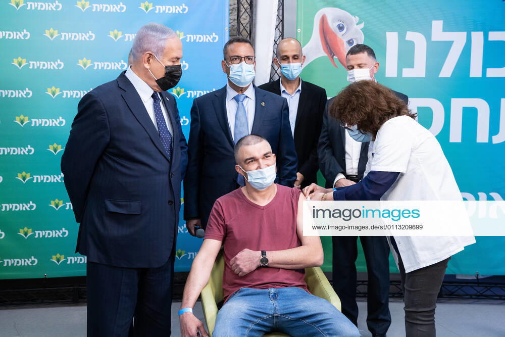 Coronavirus in Israel, Benjamin Netanyahu während Pressetermins zur 4-Milionsten Impfung Israeli Prime Minister Netanyahu watches Israel s 4,000,000th covid vaccination be injected at the Leumit Health Care Services vaccination facility in Jerusalem in Israel on Tuesday, February 16, 2021. Pool photo by Alex Kolomoisky JERX20210216204 ALEXxKOLOMOISKY