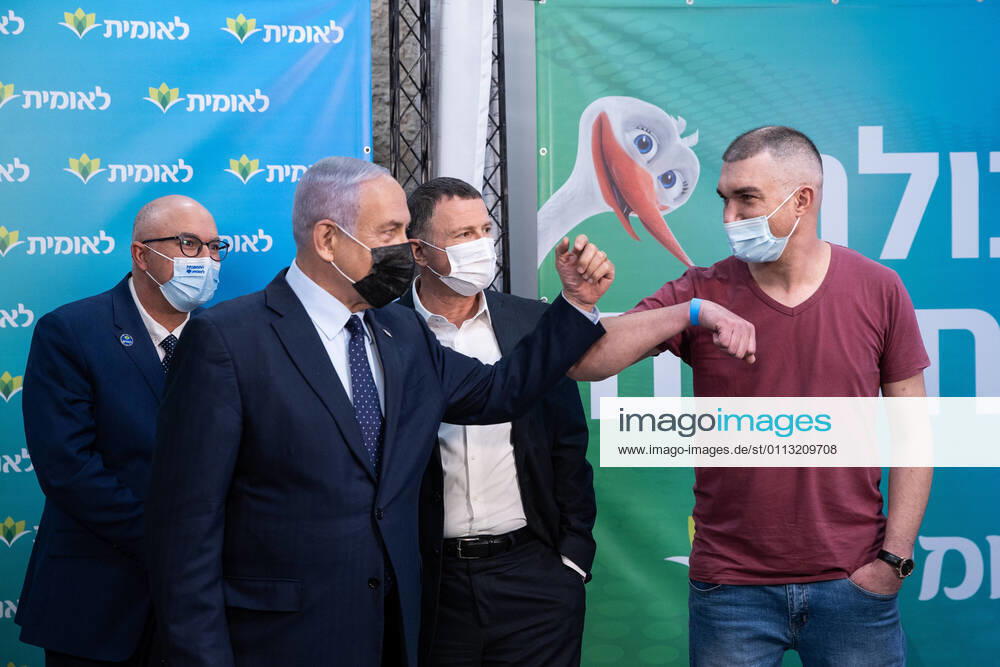 KW07 Coronavirus in Israel, Benjamin Netanyahu während Pressetermins zur 4-Milionsten Impfung Israeli Prime Minister Netanyahu congratulates Israel s 4,000,000th covid vaccination recipient at the Leumit Health Care Services vaccination facility in Jerusalem in Israel on Tuesday, February 16, 2021. Pool photo by Alex Kolomoisky JERX20210216205 ALEXxKOLOMOISKY