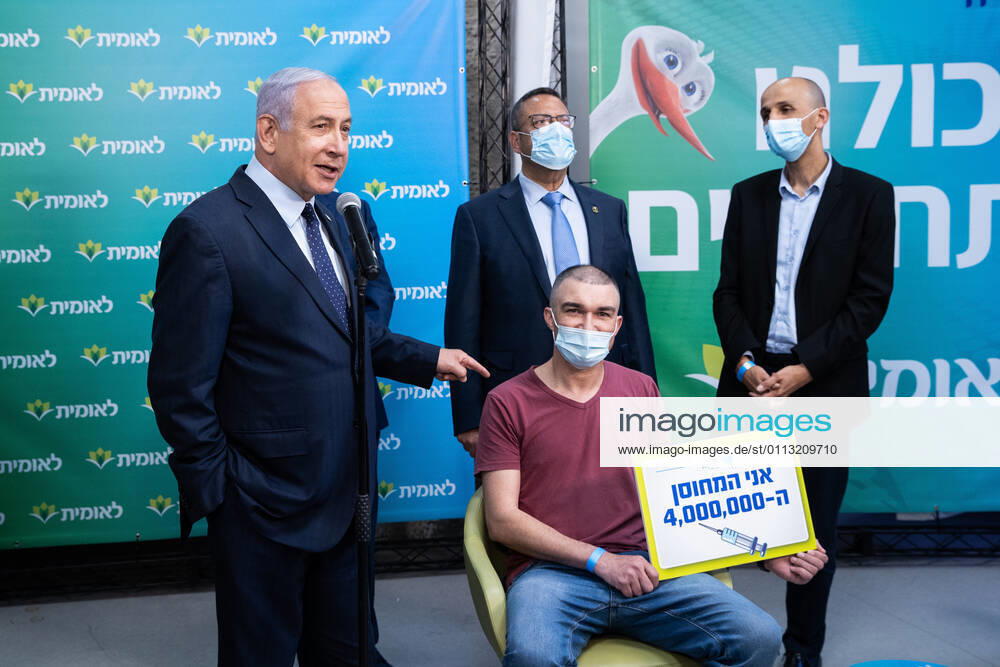 Coronavirus in Israel, Benjamin Netanyahu während Pressetermins zur 4-Milionsten Impfung Israeli Prime Minister Netanyahu (L) poses with Israel s 4,000,000th covid vaccination recipient at the Leumit Health Care Services vaccination facility in Jerusalem in Israel on Tuesday, February 16, 2021. Pool photo by Alex Kolomoisky JERX20210216206 ALEXxKOLOMOISKY