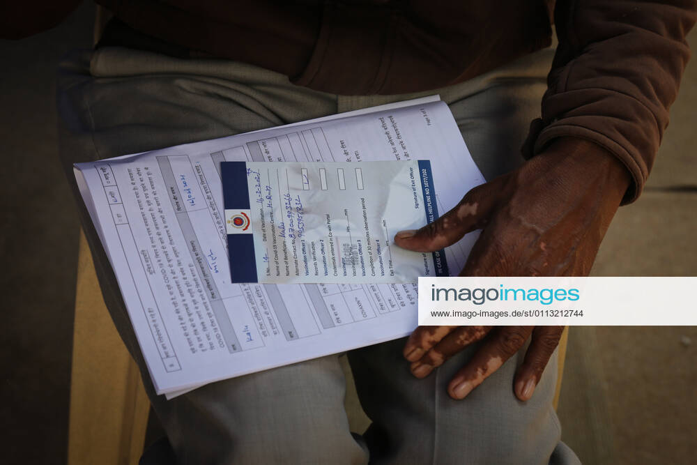 Coronavirus, Eindrücke aus Indien NEW DELHI, INDIA - FEBRUARY 16: A sanitation worker holding documents before getting a shot of the Covid-19 vaccine at Hindu Rao Hospital, on February 16, 2021 in New Delhi, India. (Photo by Sanchit Khanna Hindustan Times) Covid-19 Vaccination Drive