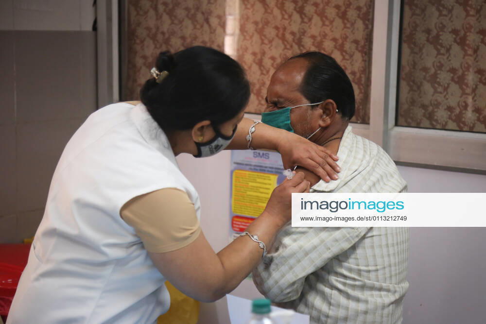 Coronavirus, Eindrücke aus Indien NEW DELHI, INDIA - FEBRUARY 16: A sanitation worker receiving their first dose of the Covaxin Covid-19 vaccine at Hindu Rao Hospital, on February 16, 2021 in New Delhi, India. (Photo by Sanchit Khanna Hindustan Times) Covid-19 Vaccination Drive