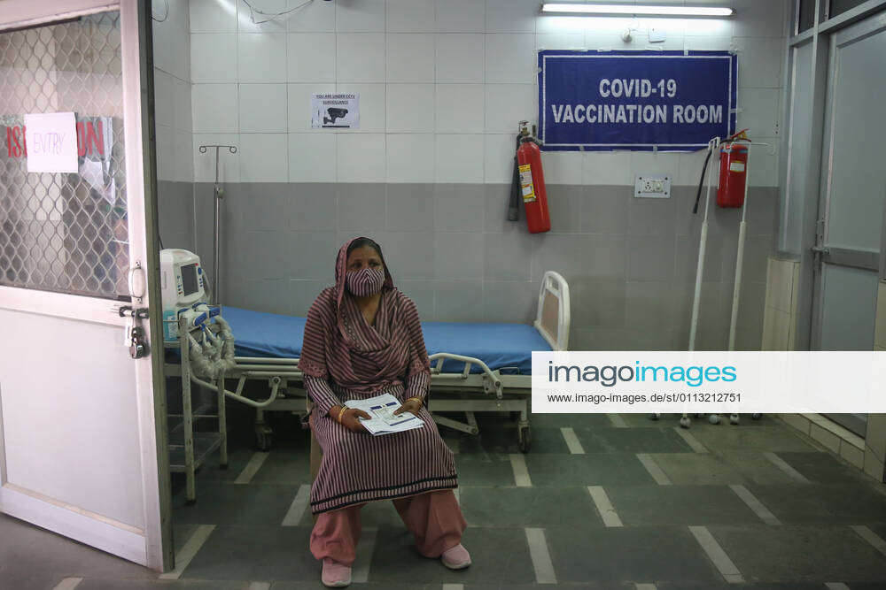 Coronavirus, Eindrücke aus Indien NEW DELHI, INDIA - FEBRUARY 16: A MCD worker waits for her turn to get vaccinated during the COVID-19 vaccination drive at Hindu Rao Hospital, on February 16, 2021 in New Delhi, India. (Photo by Sanchit Khanna Hindustan Times) Covid-19 Vaccination Drive