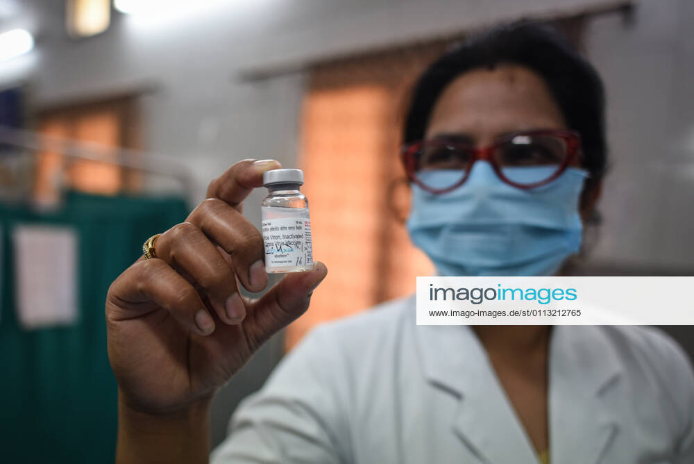 Coronavirus, Eindrücke aus Indien NEW DELHI, INDIA - FEBRUARY 16: A medic shows a vial of the Covaxin COVID-19 during a vaccination drive at Hindu Rao Hospital, on February 16, 2021 in New Delhi, India. (Photo by Sanchit Khanna Hindustan Times) Covid-19 Vaccination Drive