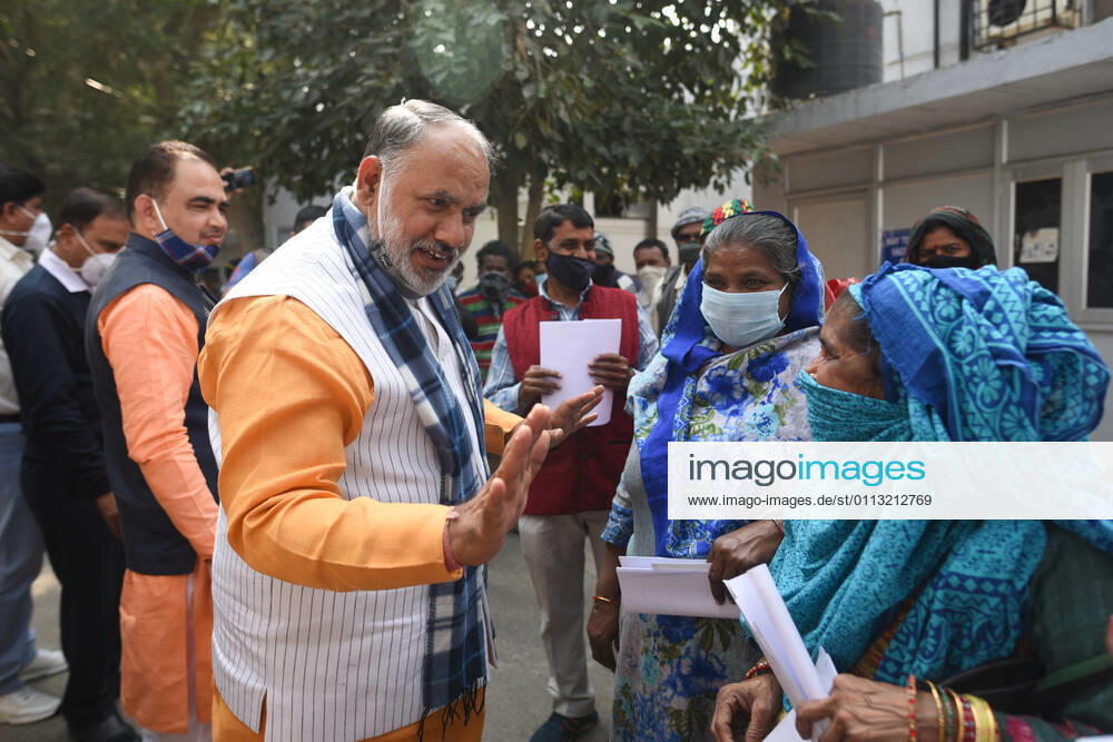 Coronavirus, Eindrücke aus Indien NEW DELHI, INDIA - FEBRUARY 16: NDMC Mayor Jai Prakash speaks to MCD sanitation workers waiting for Covid-19 vaccines during a vaccination drive at Hindu Rao Hospital, on February 16, 2021 in New Delhi, India. (Photo by Sanchit Khanna Hindustan Times) Covid-19 Vaccination Drive