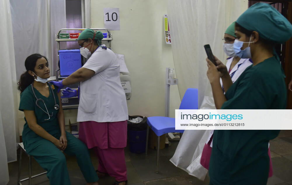 Coronavirus, Eindrücke aus Indien MUMBAI, INDIA - FEBRUARY 16: A beneficiary gets vaccinated against Covid-19 at B.Y.L. Nair Charitable Hospital in Mumbai Central, on February 16, 2021 in Mumbai, India. (Photo by Anshuman Poyrekar Hindustan Times) Covid-19 Vaccination Drive
