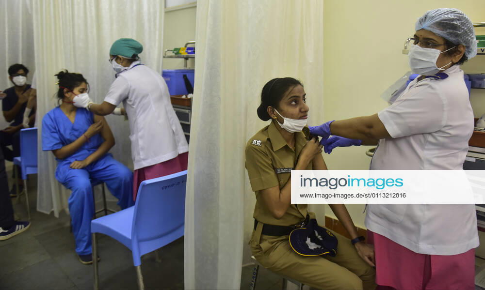 Coronavirus, Eindrücke aus Indien MUMBAI, INDIA - FEBRUARY 16: A beneficiary gets vaccinated against Covid-19 at B.Y.L. Nair Charitable Hospital in Mumbai Central, on February 16, 2021 in Mumbai, India. (Photo by Anshuman Poyrekar Hindustan Times) Covid-19 Vaccination Drive