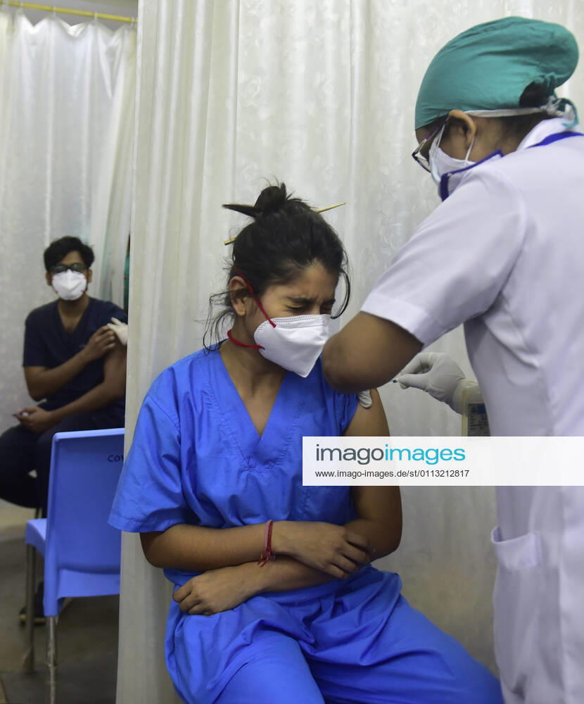 Coronavirus, Eindrücke aus Indien MUMBAI, INDIA - FEBRUARY 16: A beneficiary gets vaccinated against Covid-19 at B.Y.L. Nair Charitable Hospital in Mumbai Central, on February 16, 2021 in Mumbai, India. (Photo by Anshuman Poyrekar Hindustan Times) Covid-19 Vaccination Drive