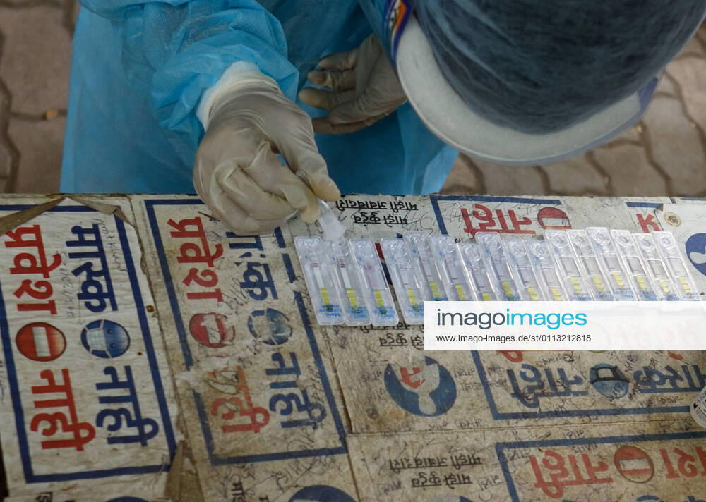 Coronavirus, Eindrücke aus Indien MUMBAI, INDIA - FEBRUARY 16: A BMC health care worker testing swab samples collected from construction workers at Sahakar Nagar for coronavirus infection after an increase in cases, in Tilak Nagar, on February 16, 2021 in Mumbai, India. (Photo by Satish Bate Hindustan Times) Medical Team Conducts COVID-19 Coronavirus Test