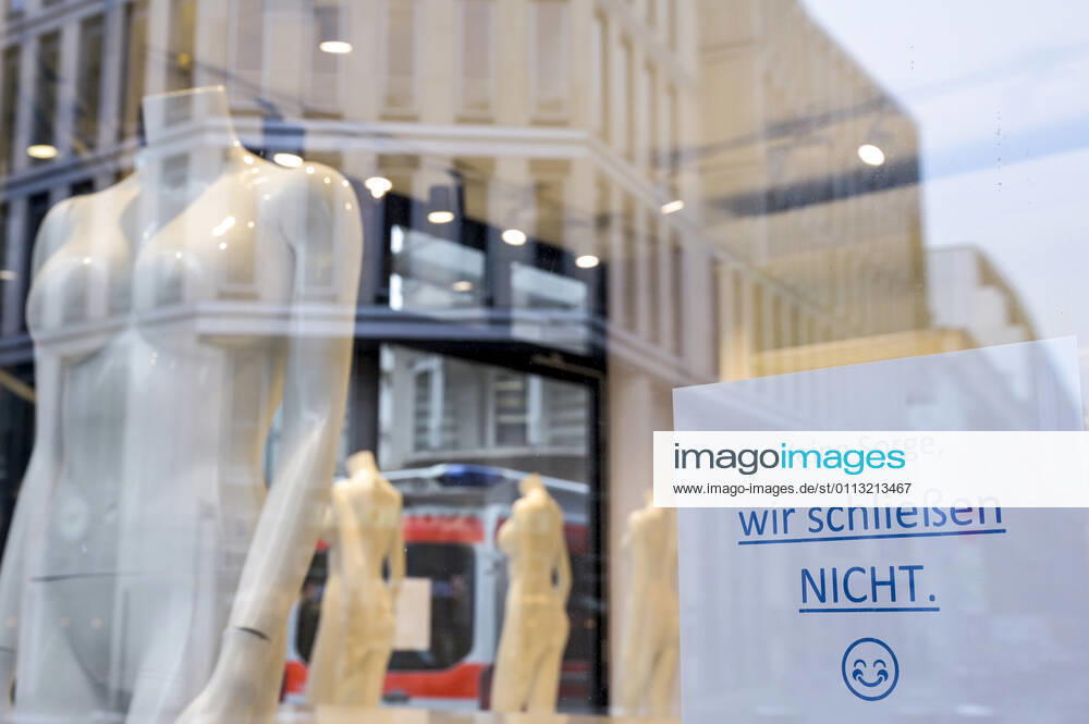 DEUTSCHLAND, Hamburg, Textil Mode Geschaeft, Aufschrift Wir schließen nicht Hamburg Deutschland