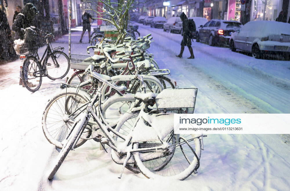 DEUTSCHLAND, Hamburg, Winter, verschneite Fahrbahn Hamburg Germany