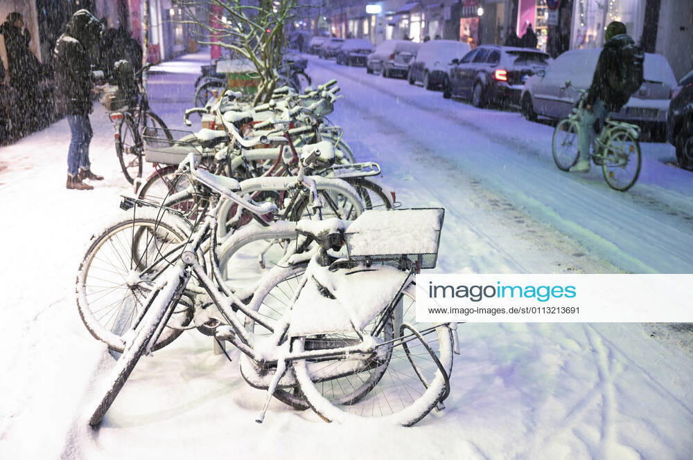 DEUTSCHLAND, Hamburg, Winter, verschneite Fahrbahn Hamburg Germany