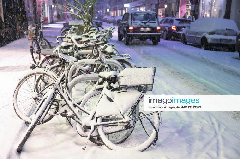 DEUTSCHLAND, Hamburg, Winter, verschneite Fahrbahn Hamburg Germany